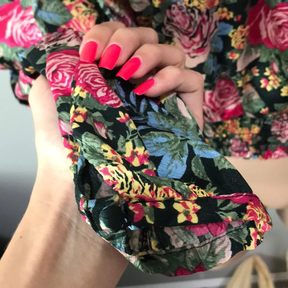 WAYF Dutchess Smocked Puff Sleeve Floral Print Top - Image 4