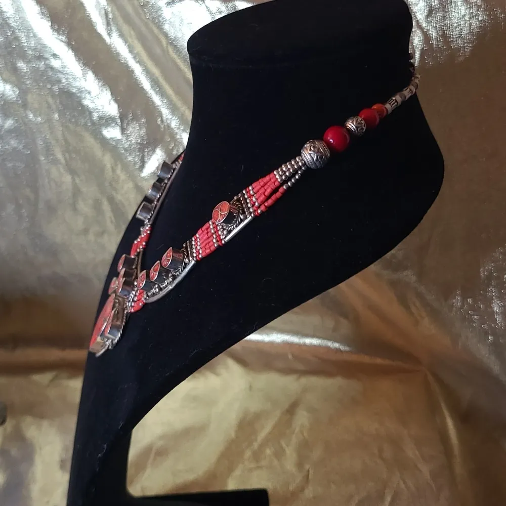 Tibetan necklace features inlaid coral and intricate silver metalwork Red - Image 4