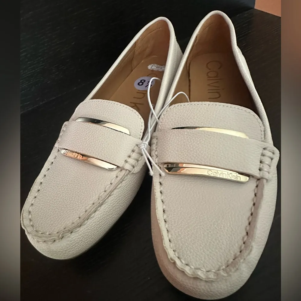 NEW CALVIN KLEIN Luca Flats Loafers White Faux Leather Gold Logo Bangle Logo NEW - Image 4