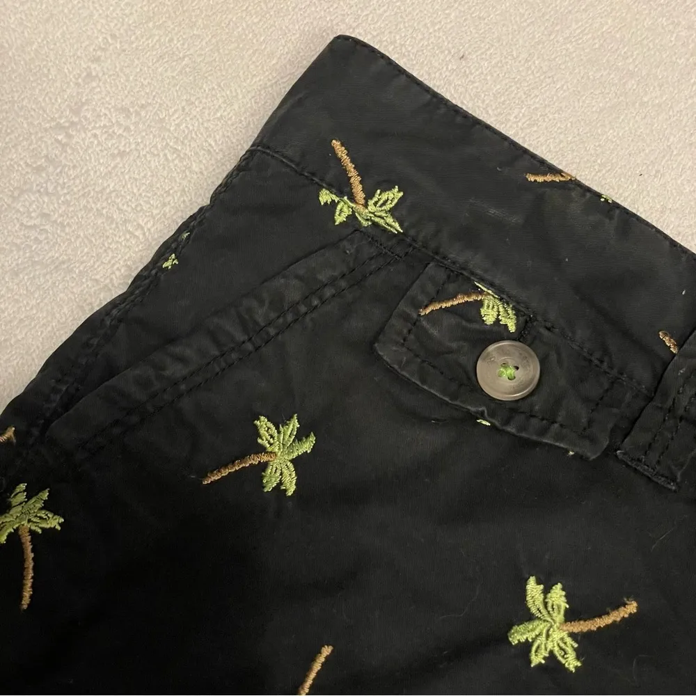 Y2K low-rise Aeropostale black short shorts, embroidered palm trees, size 3/4 - Image 6