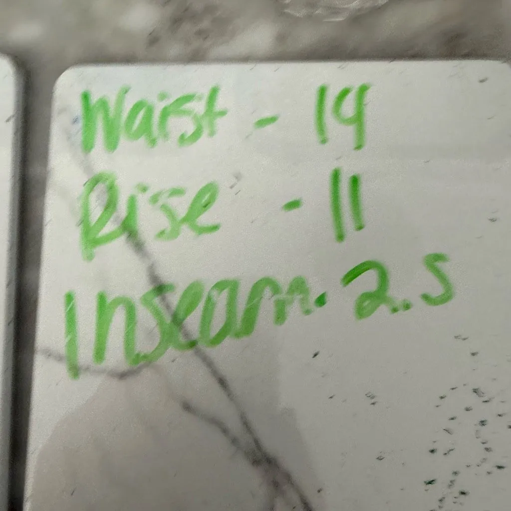 American Eagle Women’s 6 Denim Belted Mom Shorts - Image 3