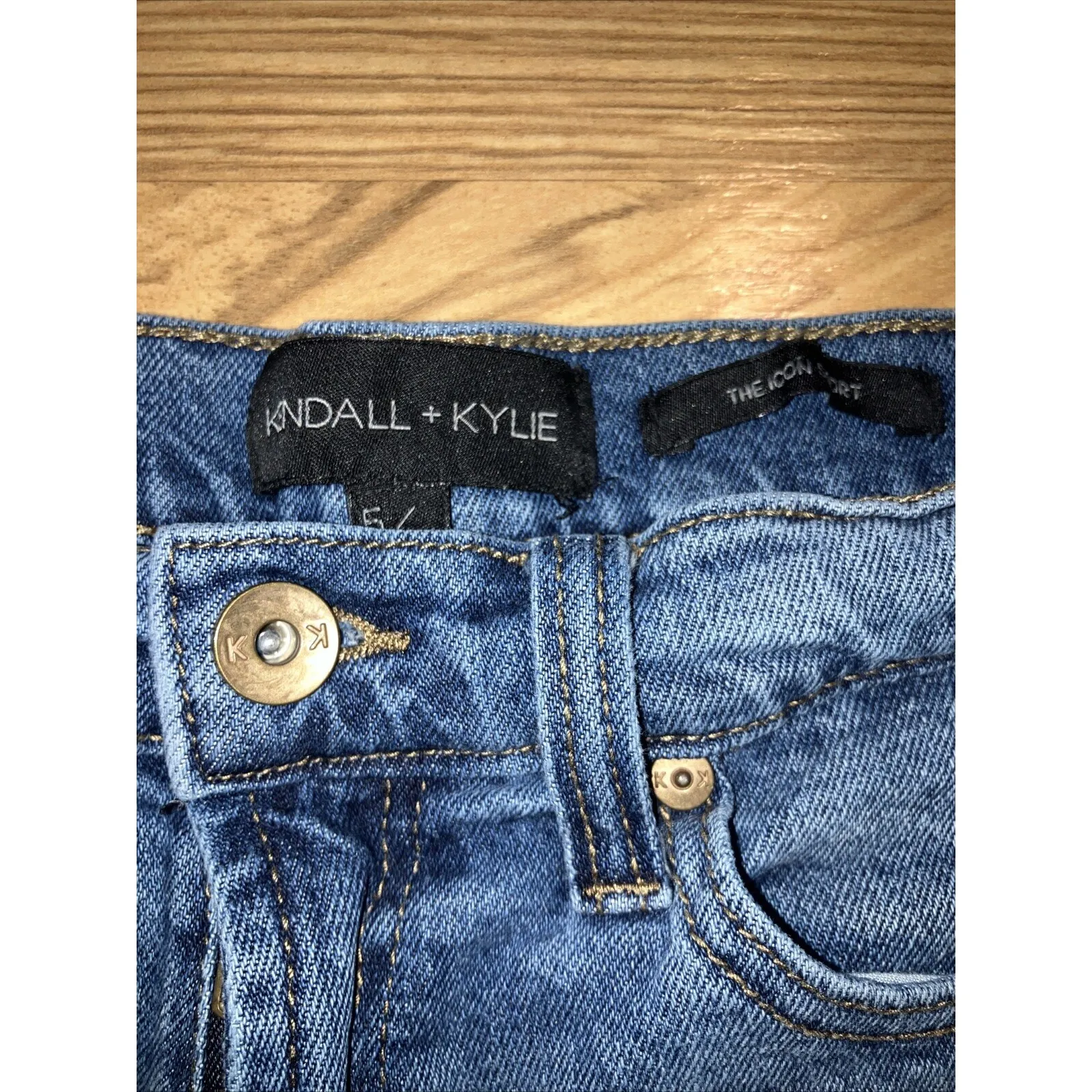 Kendall & Kylie SZ 5/27 Icon Shorts Cutoff Denim Distressed Blue‎ Light Wash EUC - Image 2