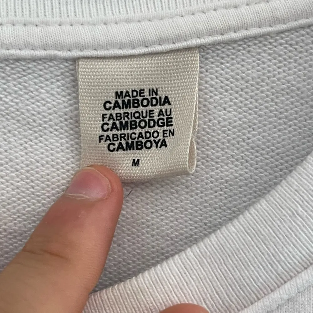 Levi's oversized sweatshirt with arm logo size medium - Image 8