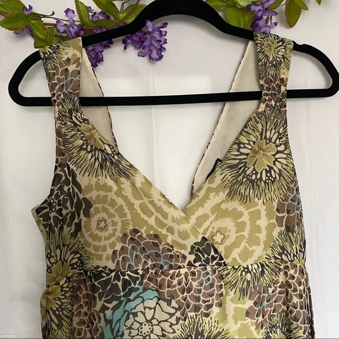 Calf-length, v-neck sleeveless dress - Image 3