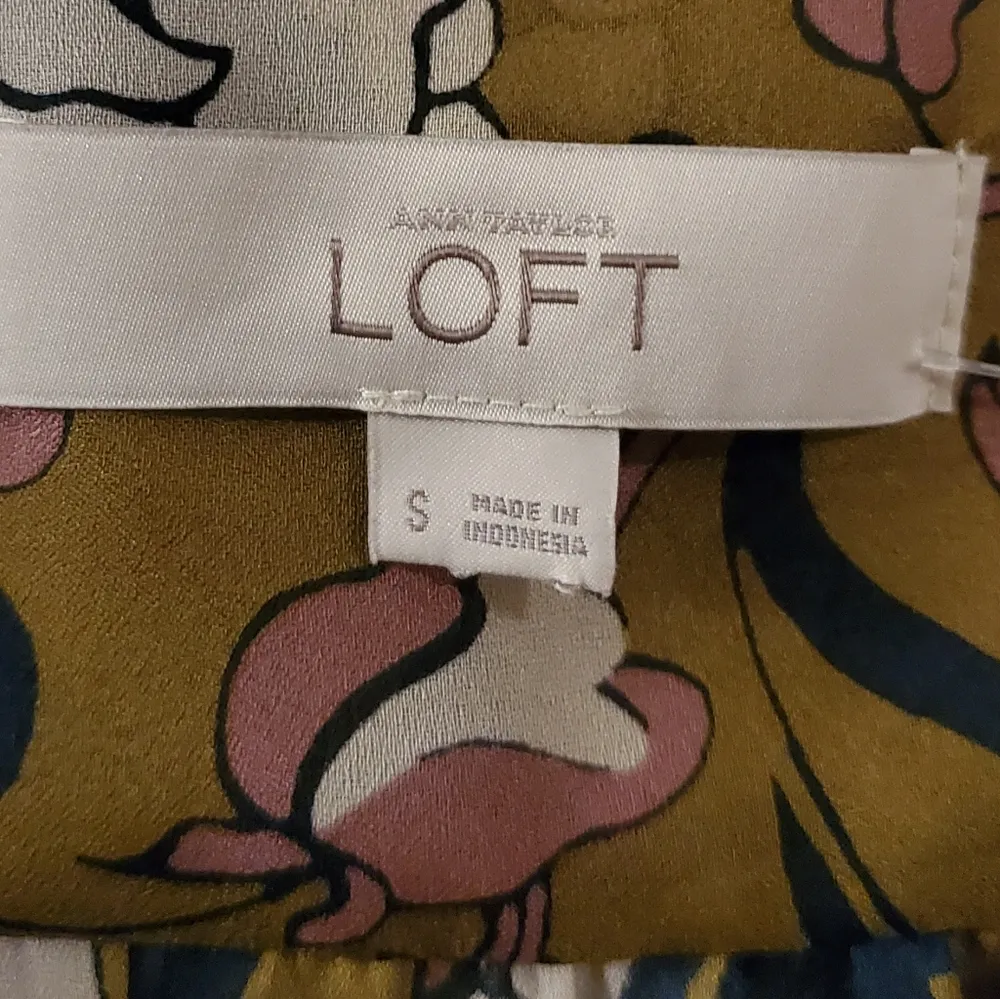 🔥SALE🔥LOFT Olive Green Floral Peasant Style Blouse S - Image 2