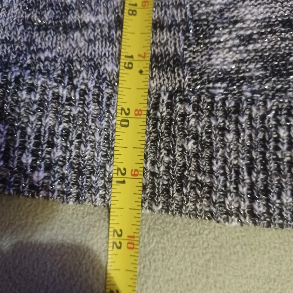 American Eagle Women’s Gray Metallic Weave Sweater Crew Neck Size Medium - Image 4