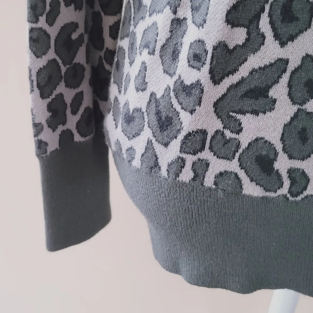 Isaac Mizrahi leopard print sweater size s… - Image 4