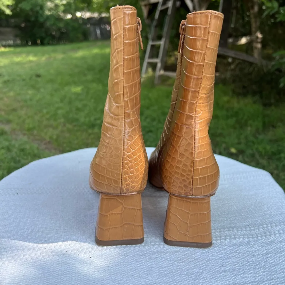 Vince Koren Croc Embossed Leather Boots Size 6.5 Beige - Image 3