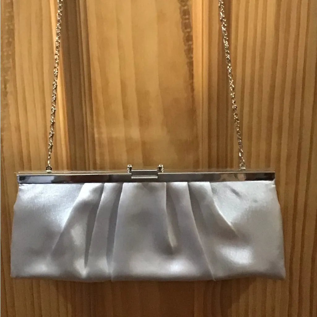 RARE JACQUELINE FERRAR VINTAGE PLEATED SATIN CLUTCH IN SILVER EVENING FORMAL BAG - Image 2