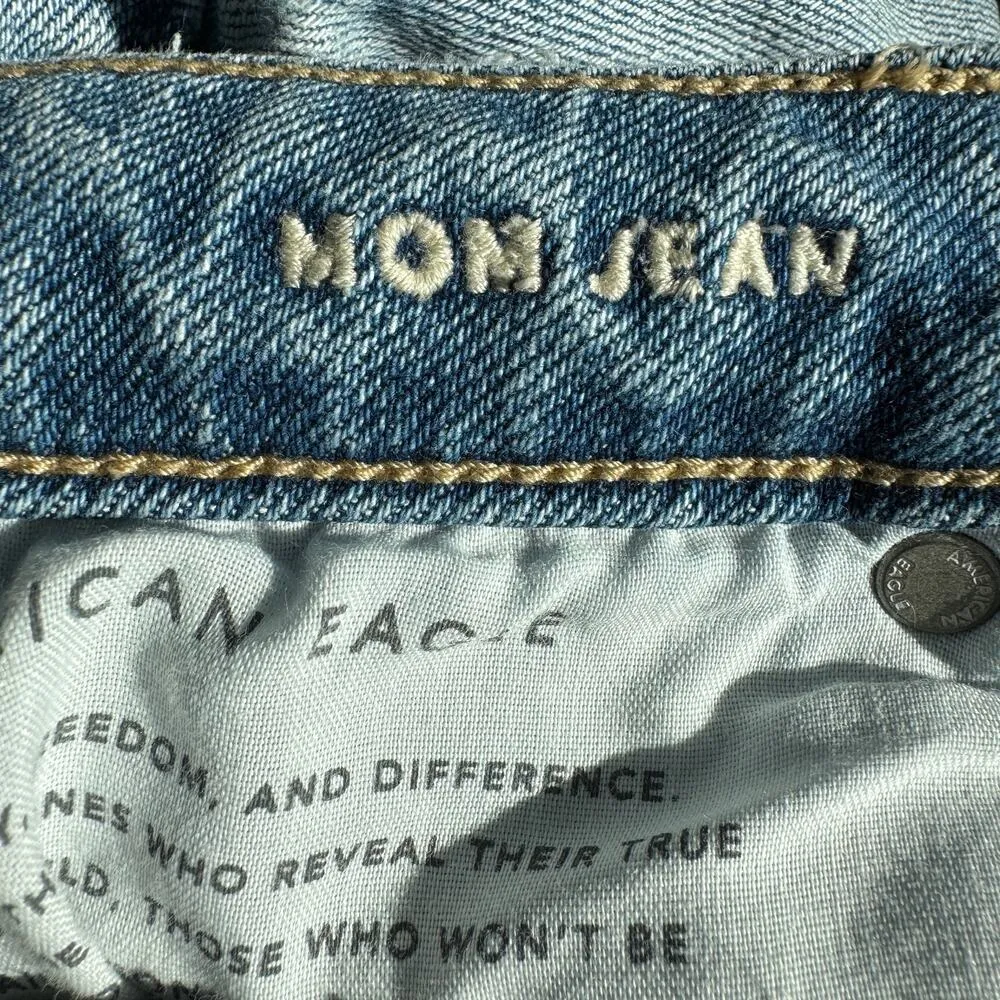 American Eagle SZ 10 SHORT Mom Jeans Distressed Hi-Rise Zip-Fly Light Wash Blue - Image 10