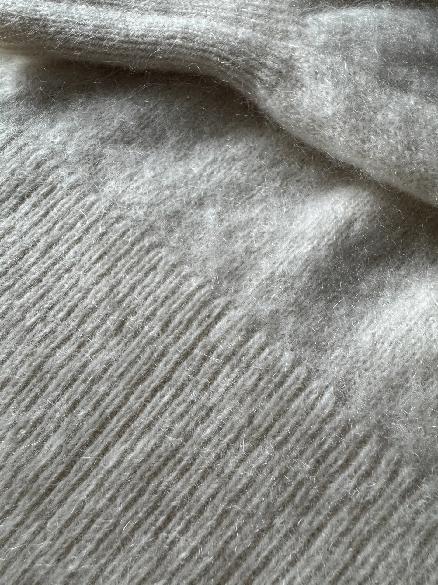 Aritzia  Cashmere Sweater - Image 4