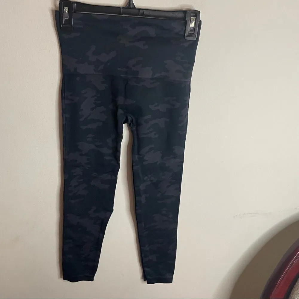 SPANX Look at Me Now Seamless Cropped Camo Leggings- Size Medium - Image 6