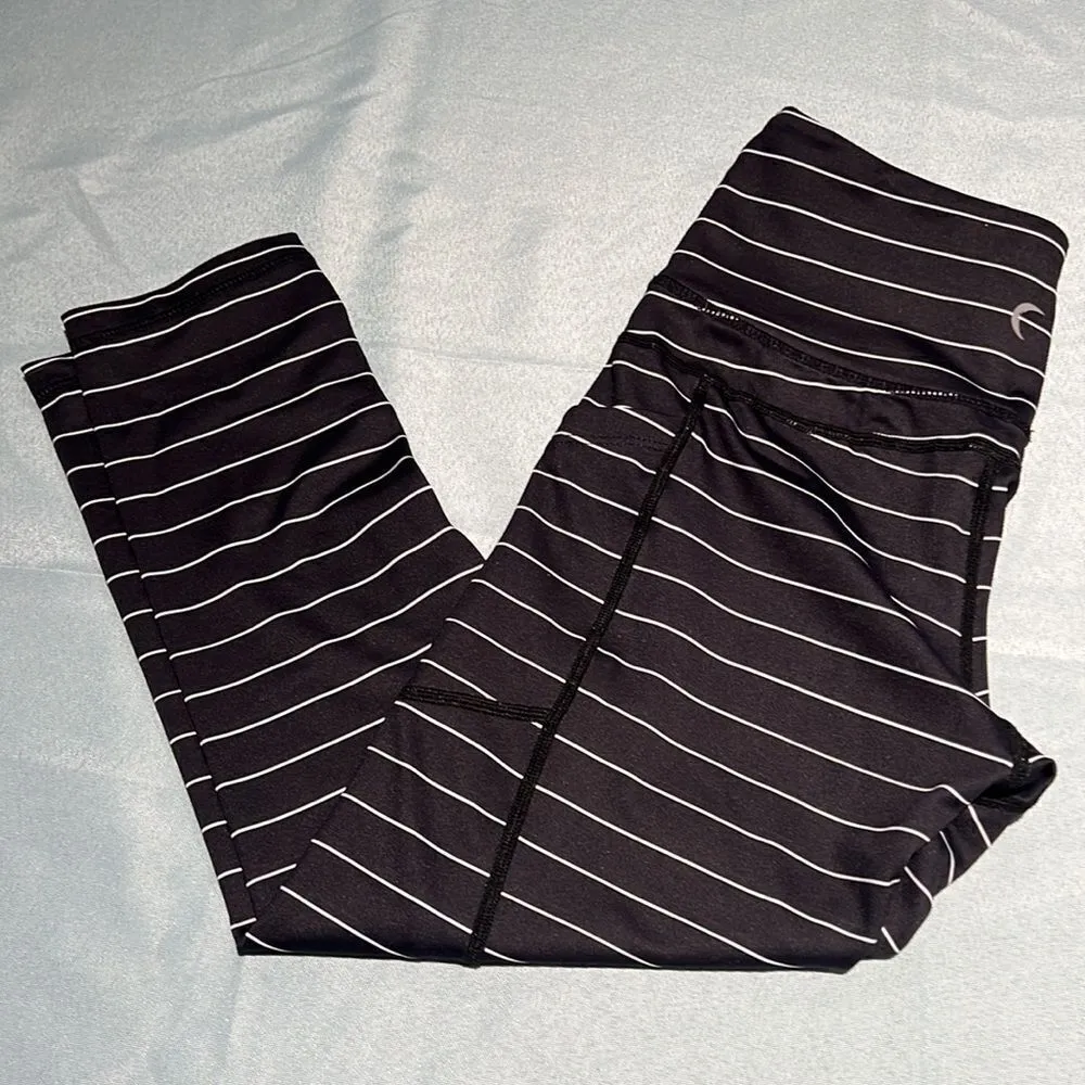 Zyia black stripe pocket light tight capris Size 6 - Image 11
