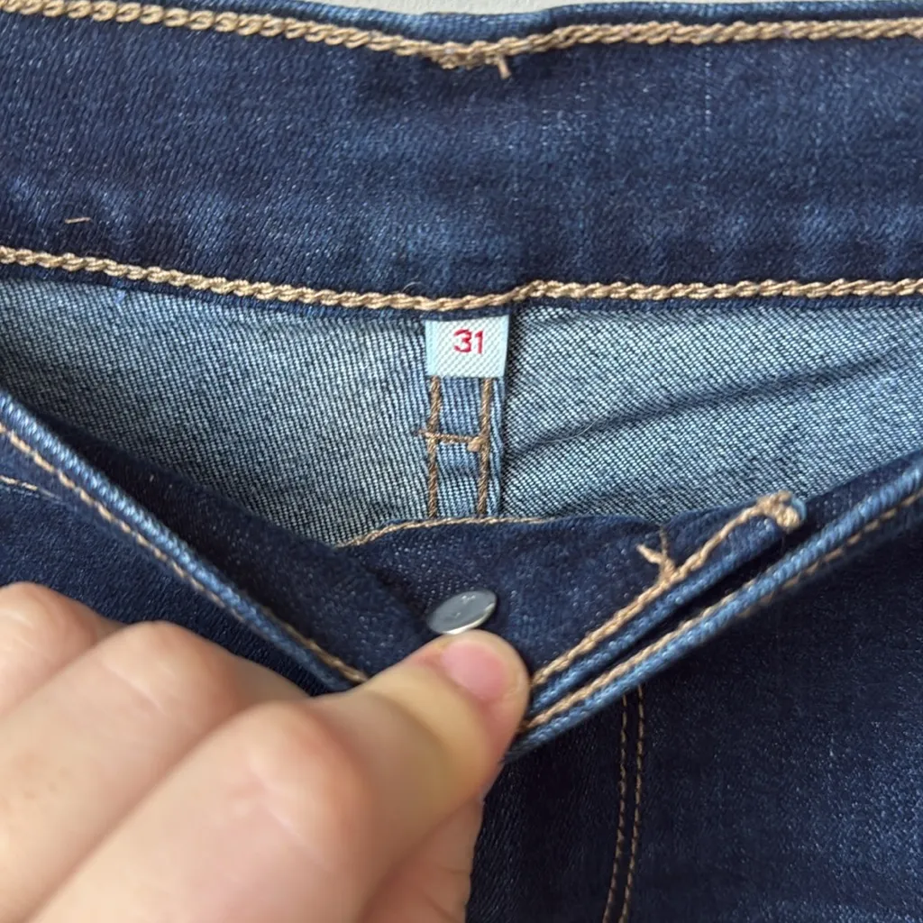 Levi’s Denim Stretchy Rolled Cuff Shorts - Image 3