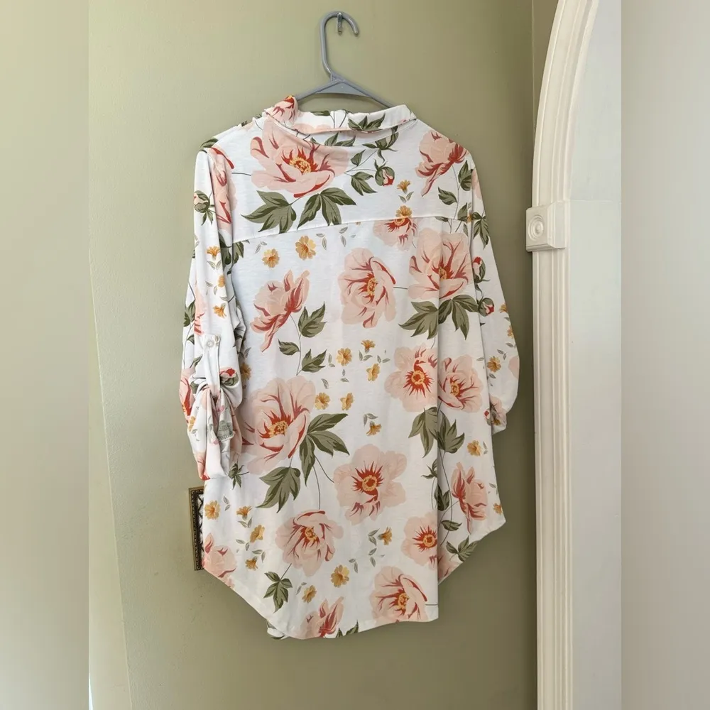 LuLaRoe Floral Valentina Ladies Large Button Down Shirt in Pinks, Green, White - Image 7