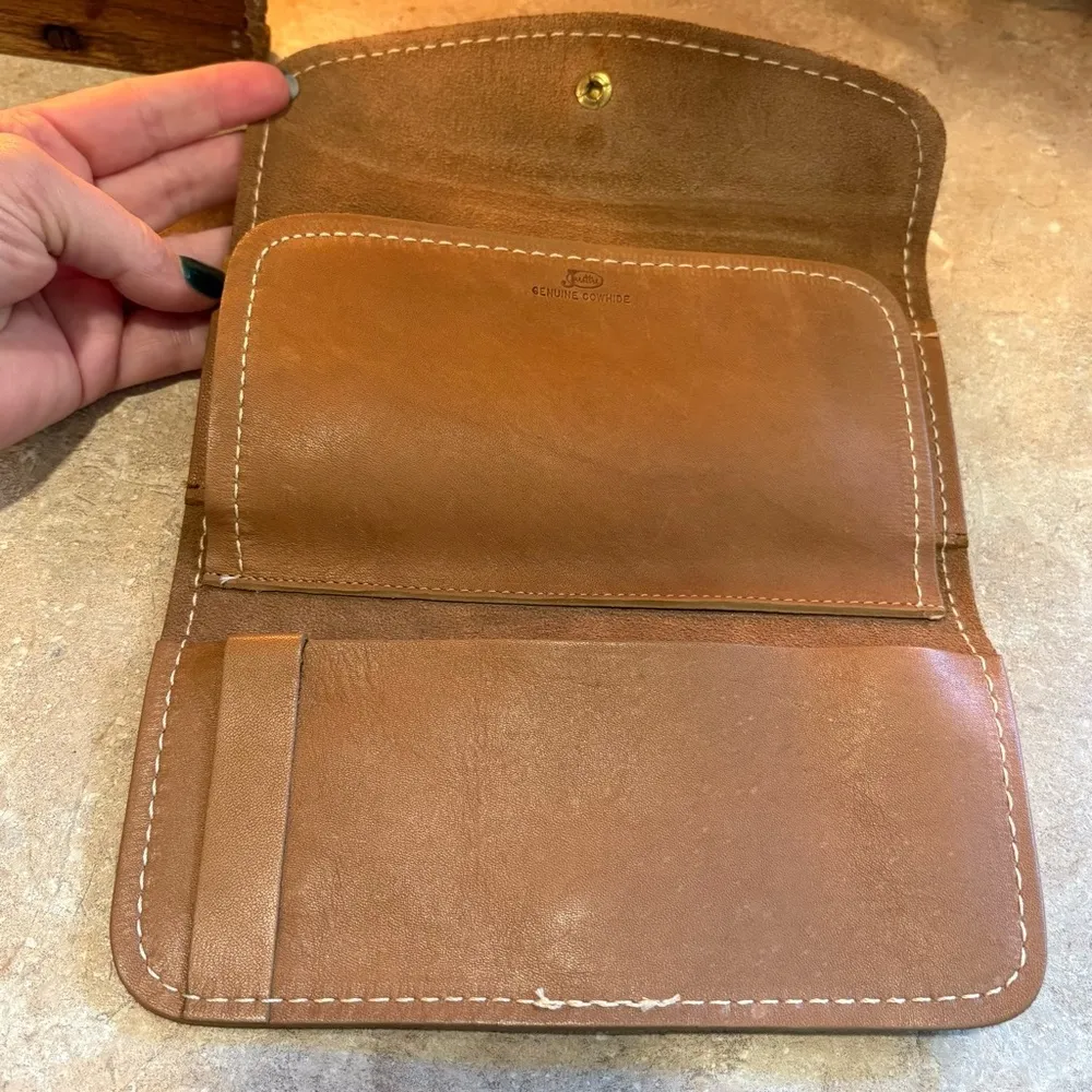 Justin Tan and White Leather Wallet with Flap Closure. Genuine cowhide. - Image 8