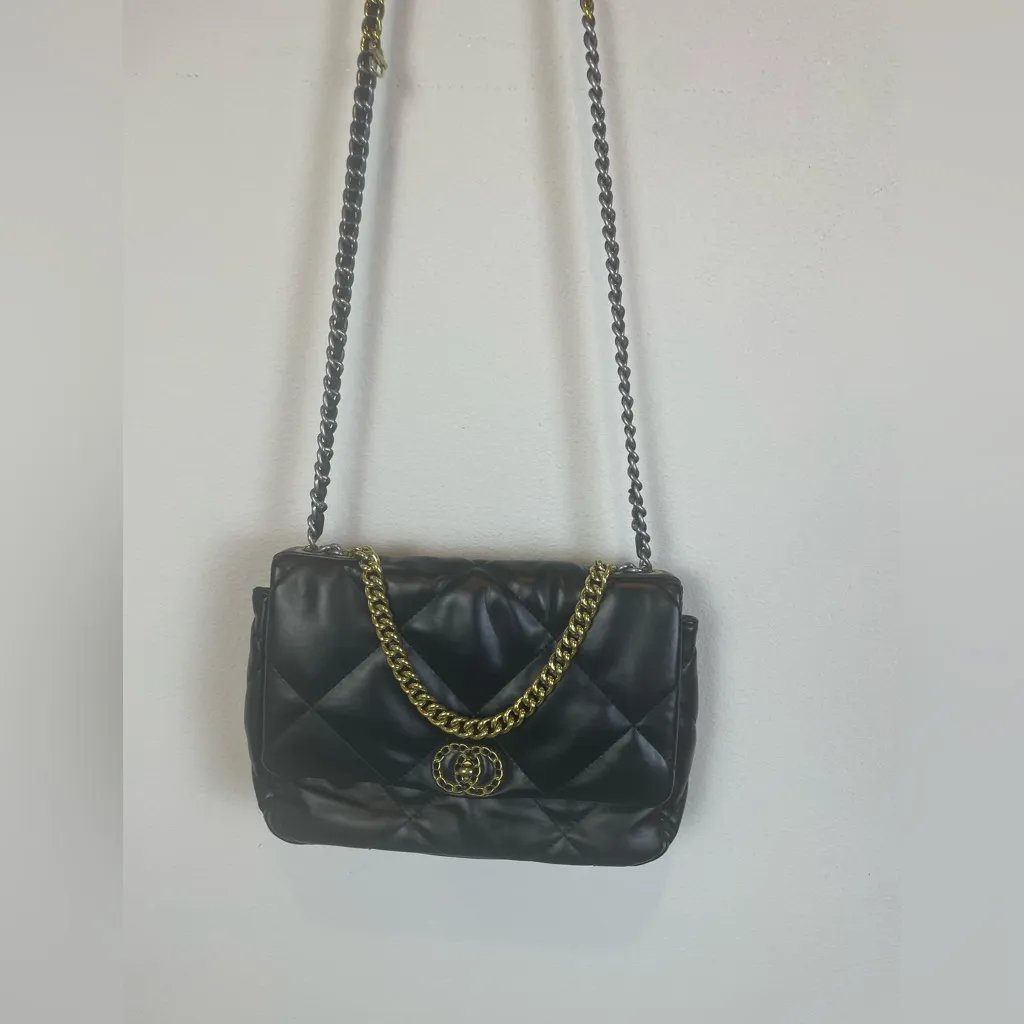 Retail $101 Women’s Quilted Genuine Leather Lock Closure Crossbody Chain Bag Black - Image 5