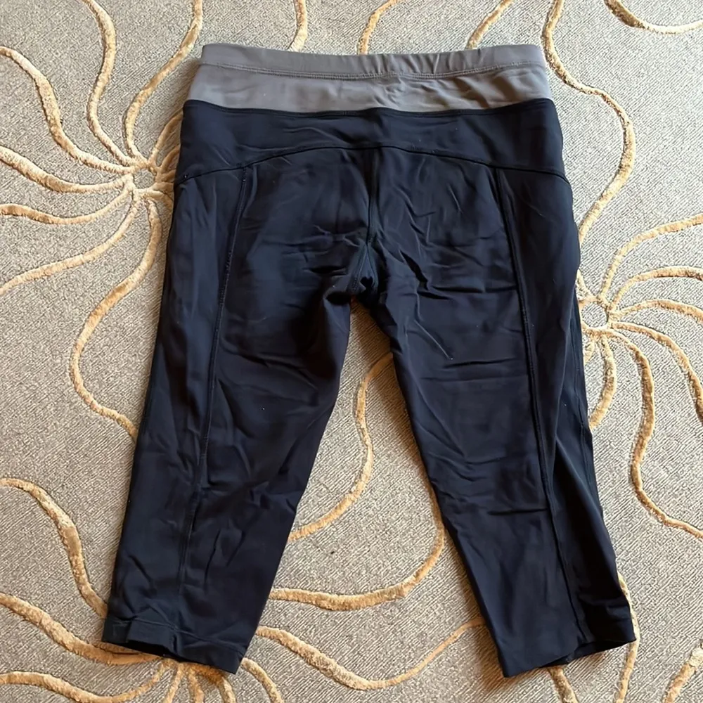 Forever 21 | Athletic Leggings Capri Knee Length Small Gray - Image 3