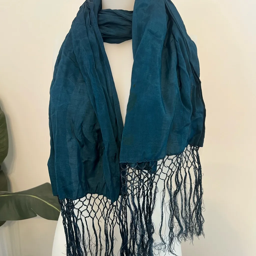 Oscar Del Renta Elegant Blue Scarf with Fringe - Image 6