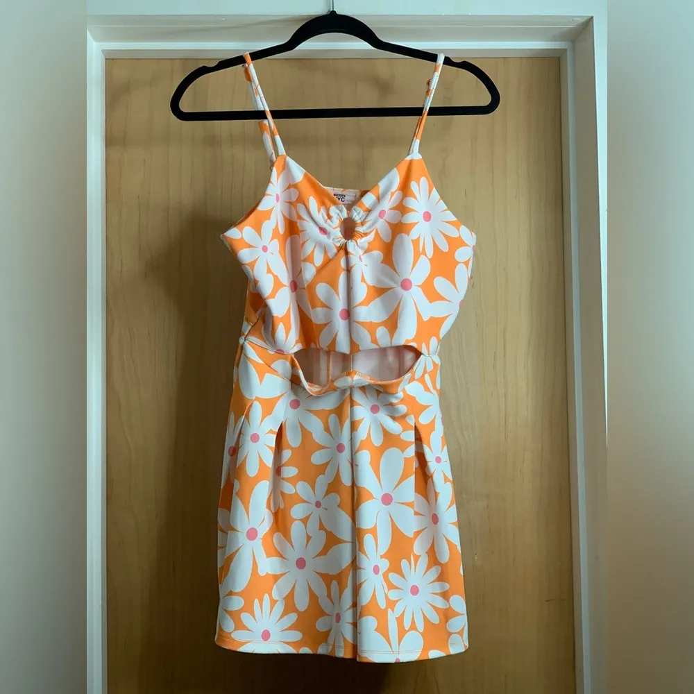 Madden NYC Floral Print Open Front Romper. Size - Image 2