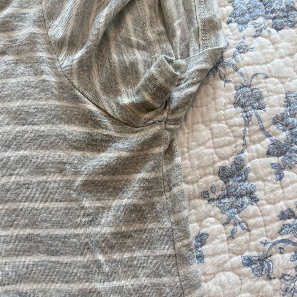 Jones New York Gray and White Striped Short Sleeve Top Size Medium - Image 7