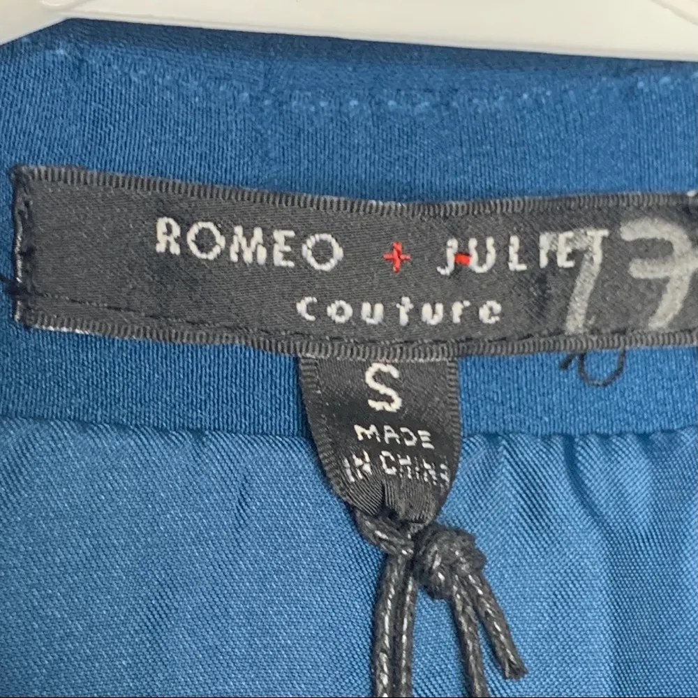 NWT Romeo + Juliet Teal Blue Cold Shoulder Bell Sleeve Blouse Top Size Small - Image 8