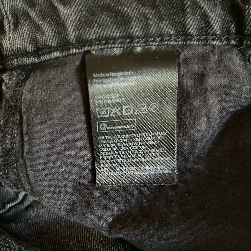 H&M Black Denim Mini Skirt Sz 6 - Raw Hem
Grunge Style High Waisted - Image 5