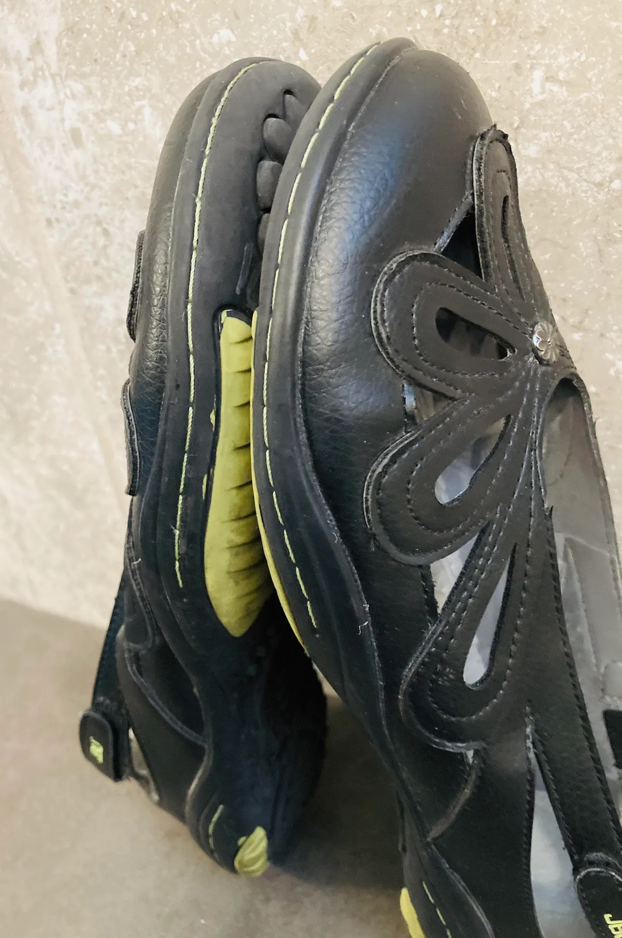 comfy flats in excellent condition. Sz 7.5 - Image 4