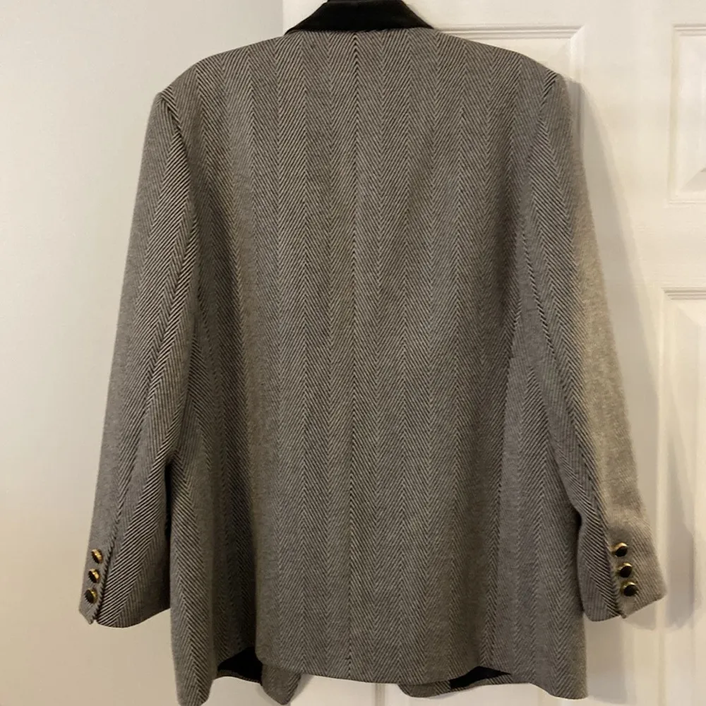 GOLDI X SUIT FOR WOMEN COMES WITH BLAZER AND SKIRT 
SKIRT LENGTH 26”
WAIST 30” - Image 7