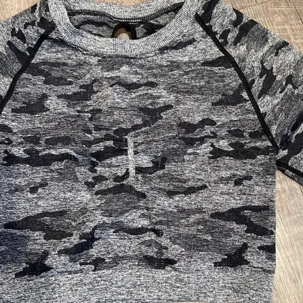 Camo seamless open back design long sleeve crop top Size M - Image 3