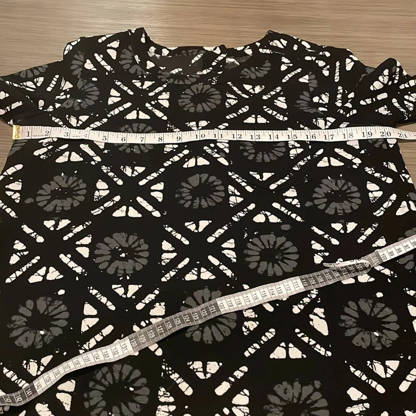 Madewell Industry Button-Back Short Sleeve Abstract Print Blouse in Batik Grid‎ - Image 9