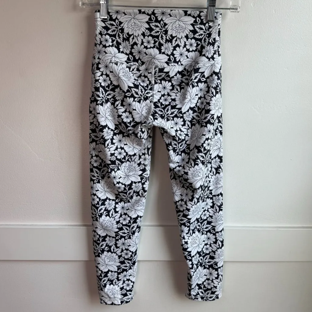 DEFINE YOUR INSPIRATION Black & White Floral Cropped Leggings - Image 2