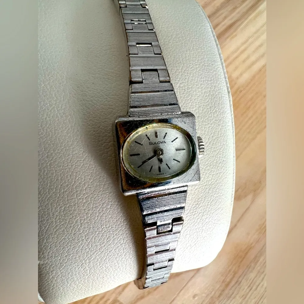 Bulova Ladies Watch Rare Vintage White Gold Tone Manual Winding N8 Swiss Made - Image 4