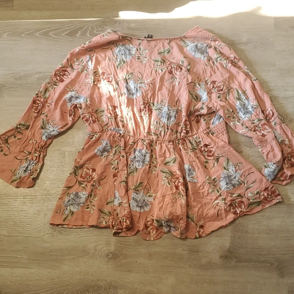 NWT Torrid Dusty Coral Floral Gauze & Crochet Babydoll Top 1X - Image 3