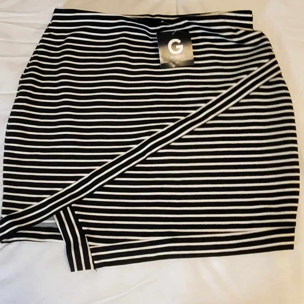 NWT Guess Striped Black and White Women's Mini Skirt. - Image 4