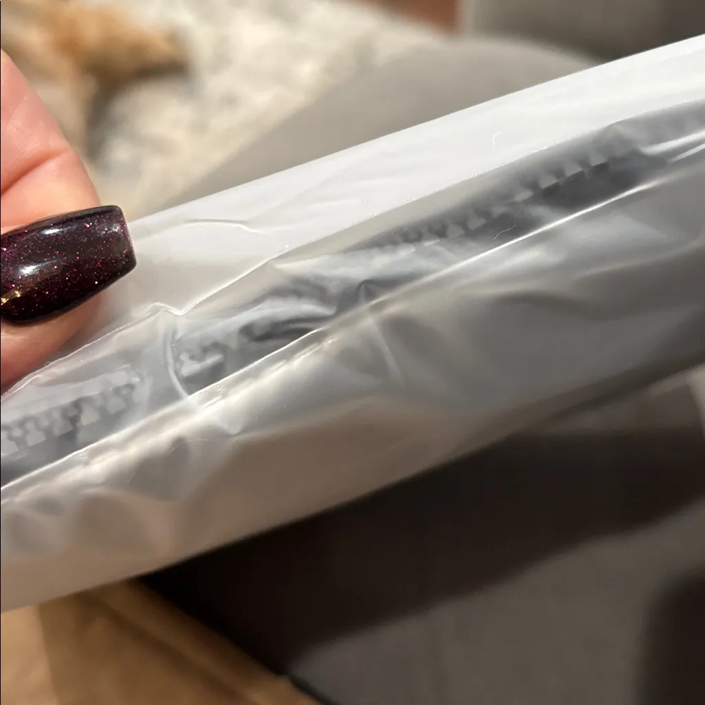 L’Oréal Paris Silver Puffer Cosmetic Pouch - Image 4