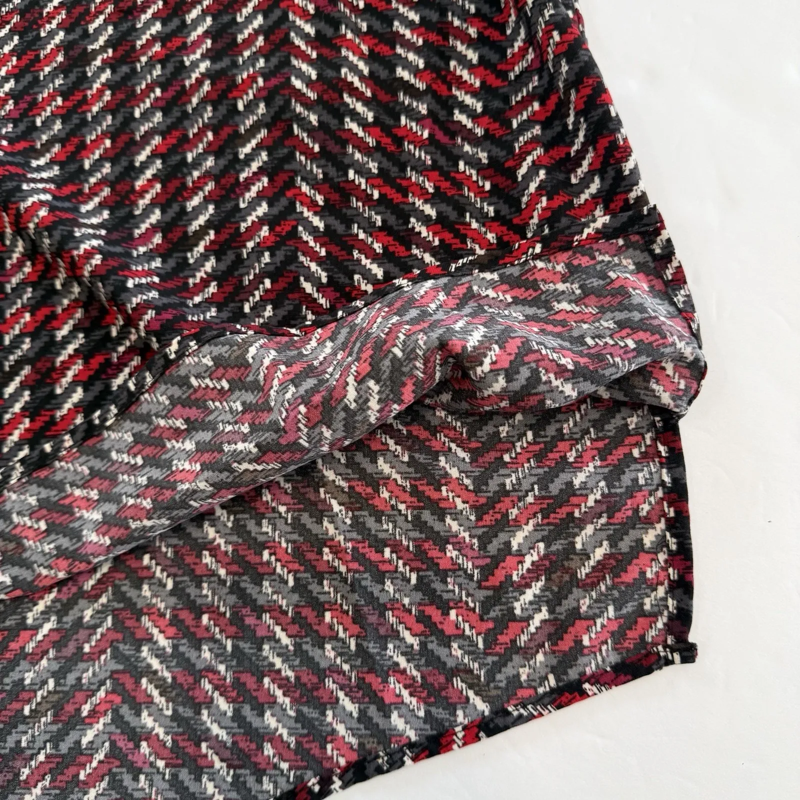 Catherines Red Black Geometric Button Up 3/4 Sleeve Y Neck Blouse Size 5X - Image 5