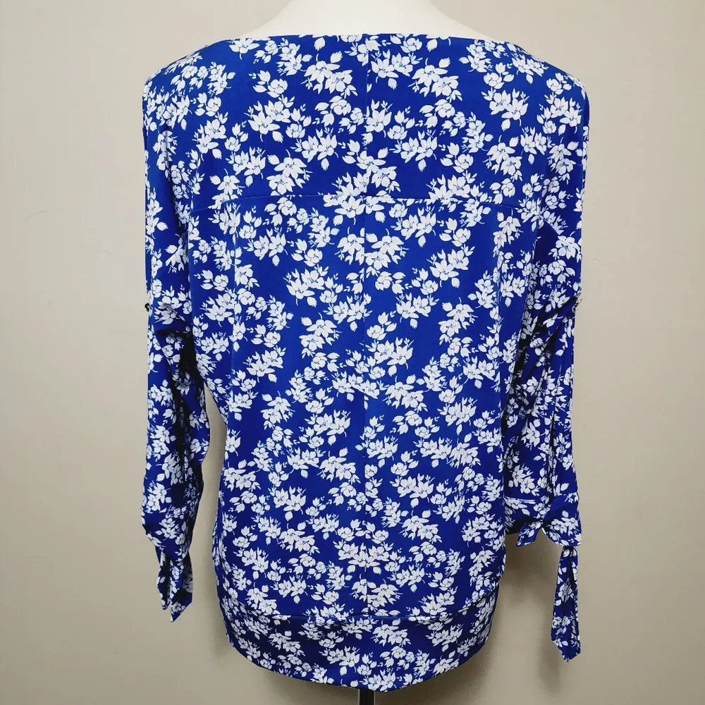 The Limited blue white floral cutout sleeve blouse size medium - Image 5