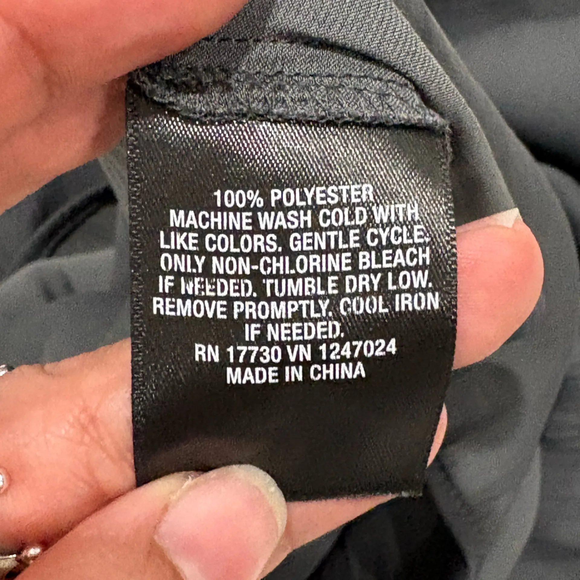 Mossimo Women’s Charcoal Sleeveless Blouse Size M - Image 5