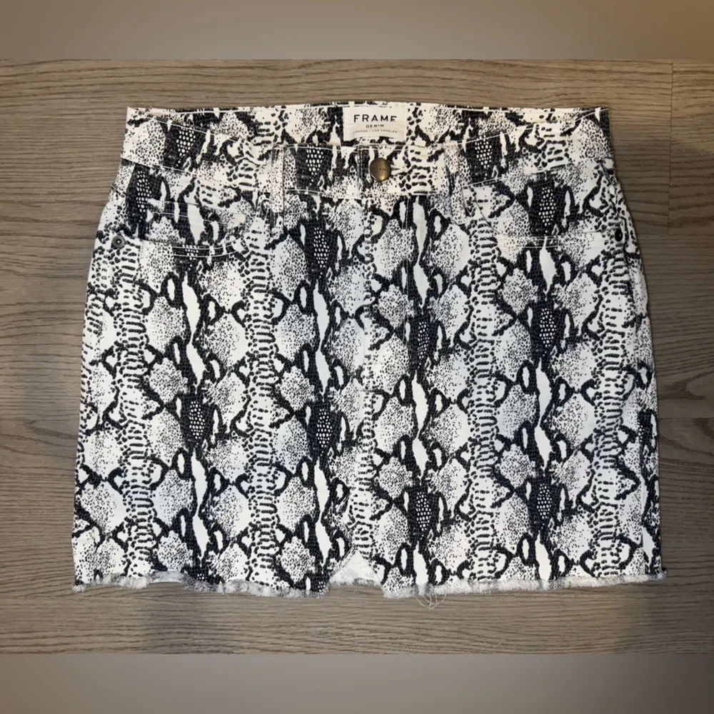 Frame Le Mini Skirt Denim Python Snake‎ Animal Print Grey White Size 28 - Image 4