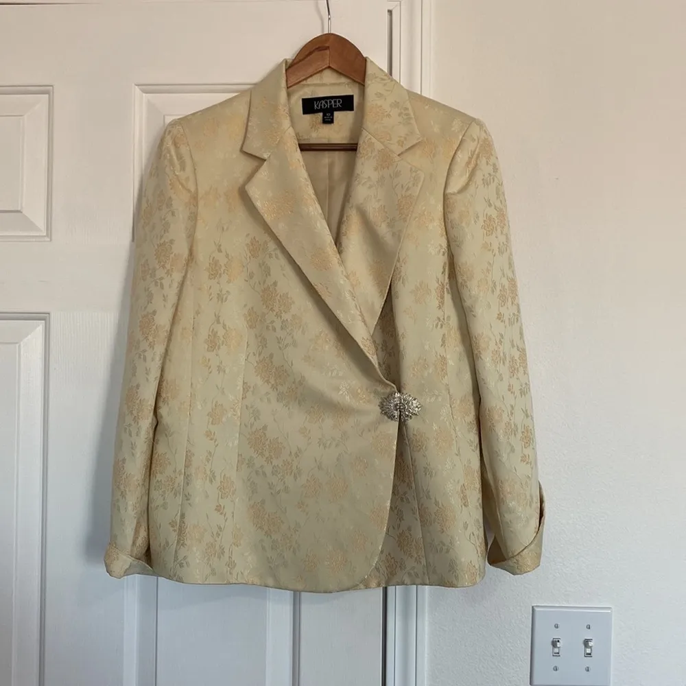 Kasper vintage jacket and skirt set in yellow/gold floral pattern with brooch. - Image 13