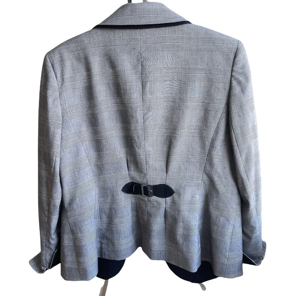 Pre Owned AK Anne Klein Stretched Suit Jacket. Size 10 Petite. - Image 3