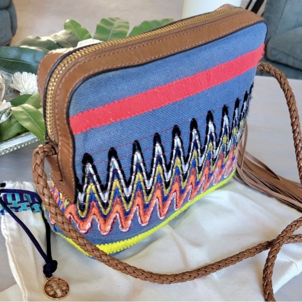 EUC🔥AUTHENTIC TORY BURCH linen/braided leather zip top crossbody with tassels - Image 10