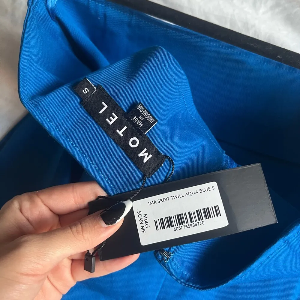 motel blue cotton mini skirt with zipper in back. new with tags - Image 3