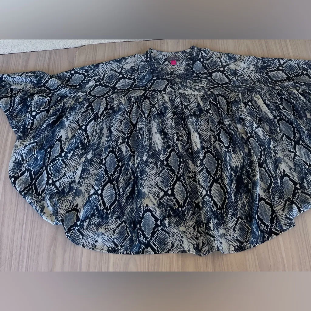 Vince Camuto Monochrome Snake Print Blouse - Image 3
