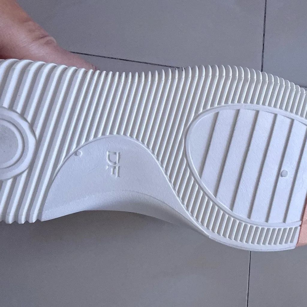 Women's Cream and Gray Athletic Shoes Size 7 - Image 10