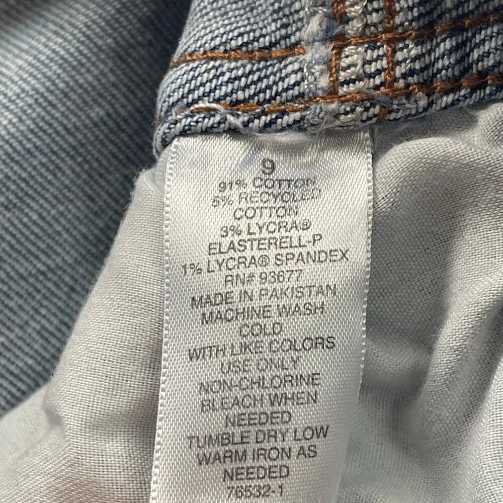 Arizona JUNIORS Highest-Rise Curvy Mom Jeans Distressed Size 9 Light Wash Denim - Image 6