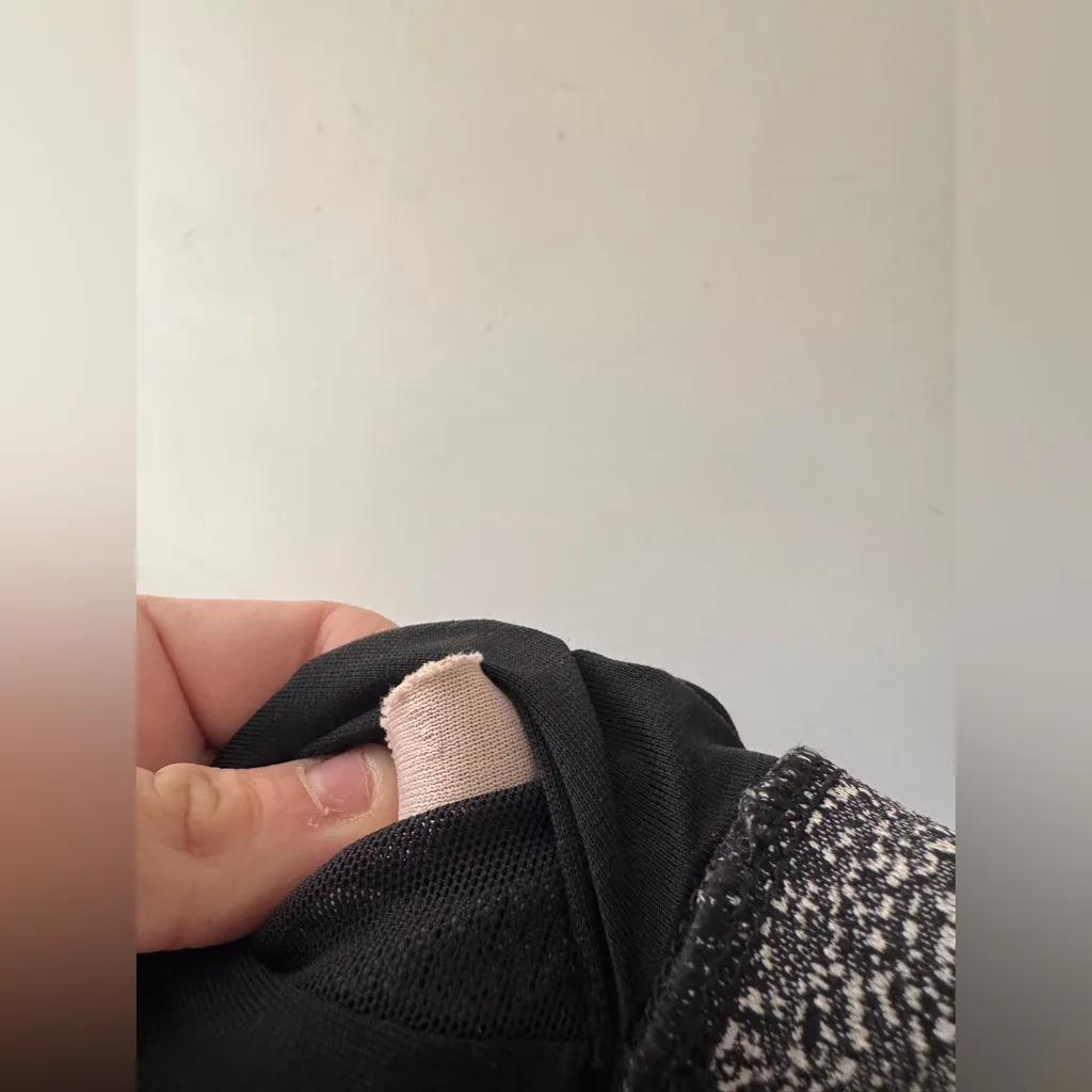 Lululemon Energy Bra Criss Cross Back Power Luxtreme Ripple Jacquard Black White - Image 9