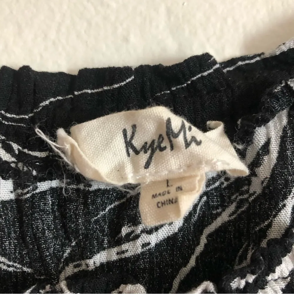 Kye Mi Black and White Floral Patterned Flutter Short Sleeve Jumpsuit Romper Size L - Image 5