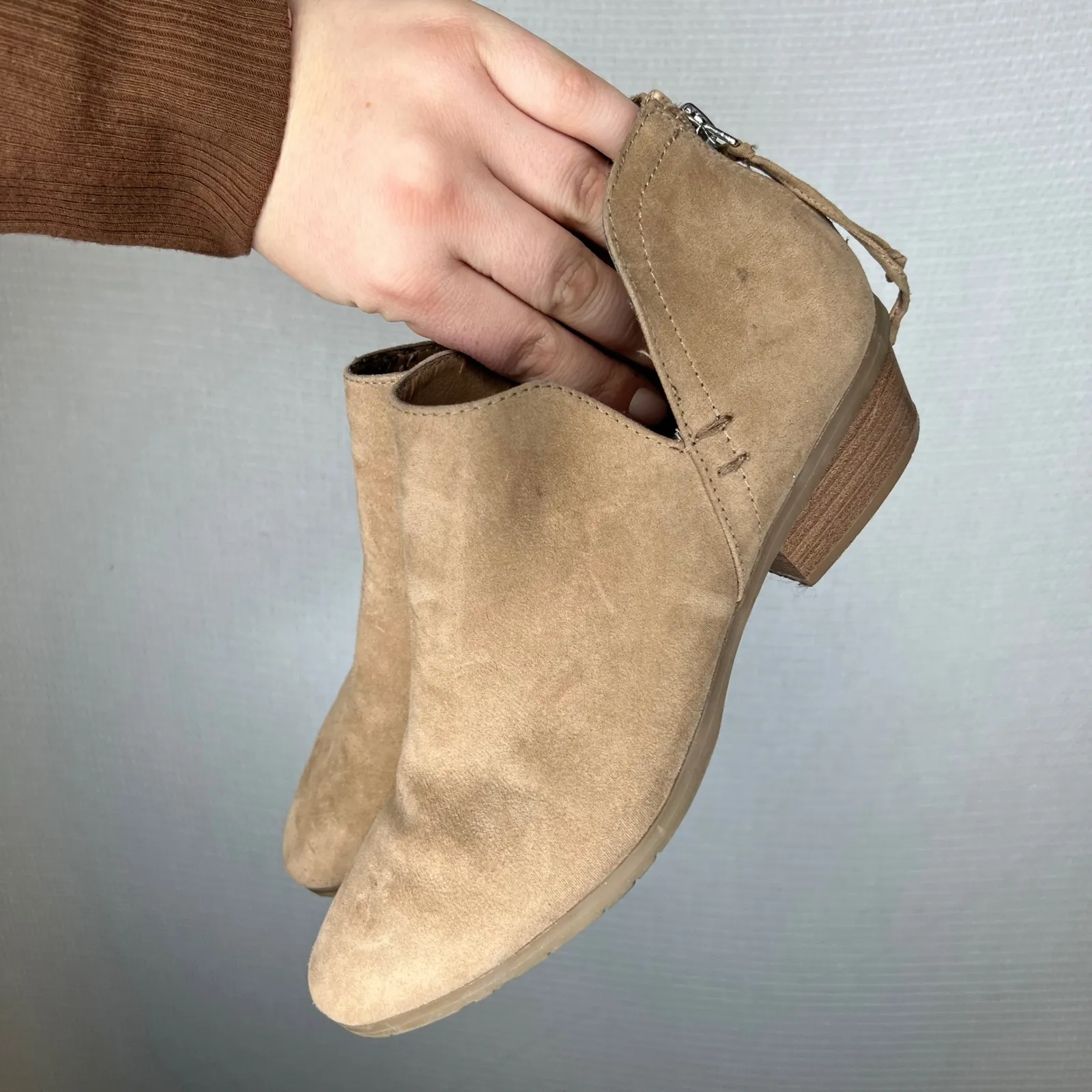 Reaction Kenneth Cole Womens Tan Suede Side Zip 8.5 Ankle Booties Low Heel - Image 3